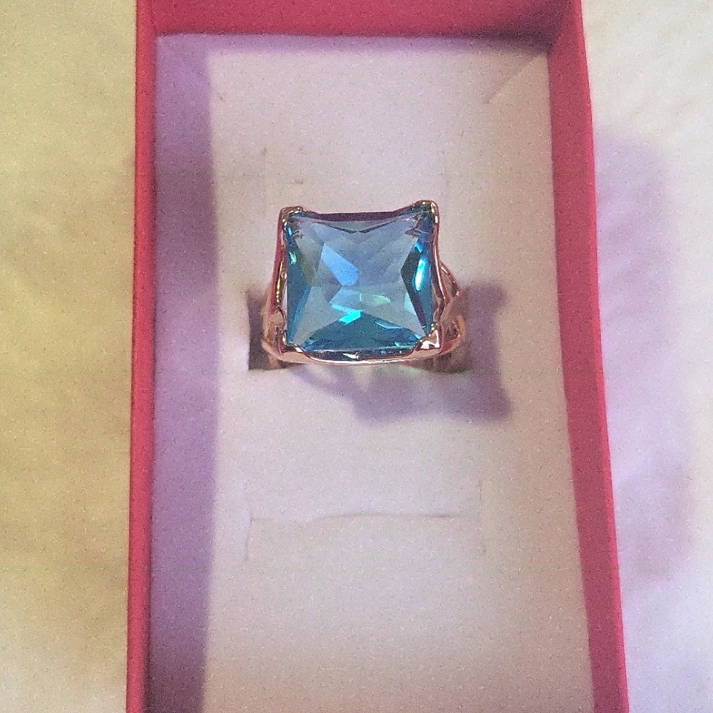 Vibrant Blue and Gold Ring with Square-Cut Gemstone - Picture 9 of 9